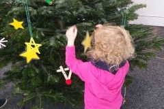 Weihnachtsbaum schmücken mit den Rübenzwergen