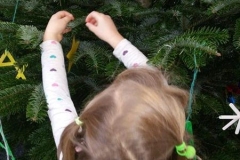 Weihnachtsbaum schmücken mit den Rübenzwergen